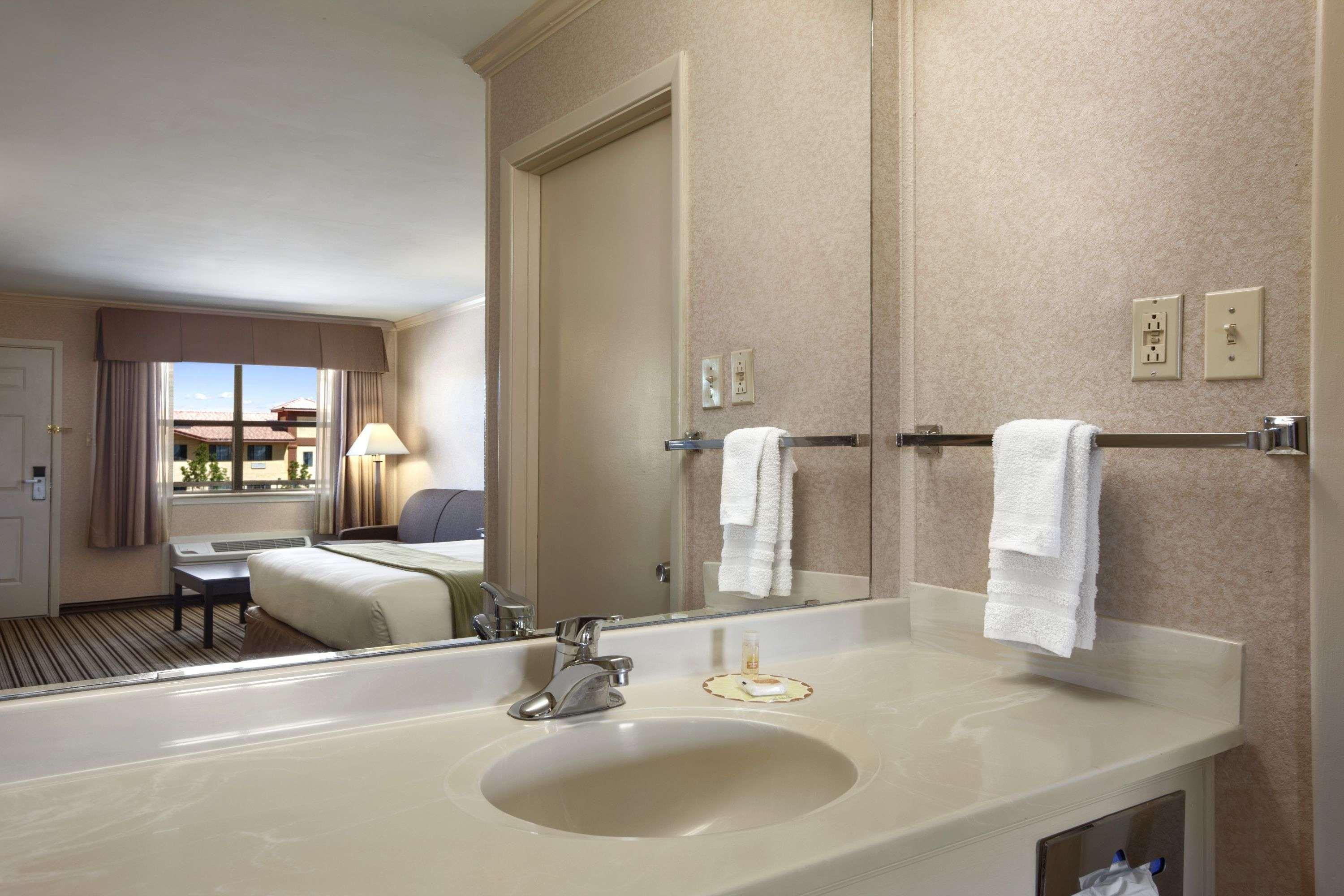 Days Inn By Wyndham Grants Zewnętrze zdjęcie